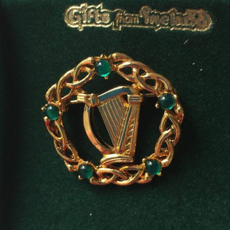 harp-pin-with-green-beads